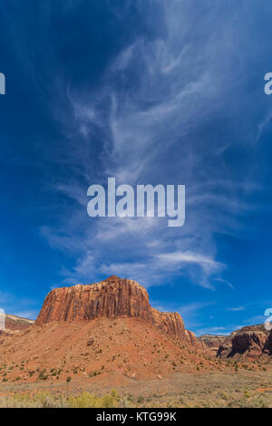 Roter Sandstein Mesa, der gerade aus dem Alten Westen in Indian Creek National Monument, früher Teil der Bären Ohren National Monument, im südlichen Utah, USA Stockfoto