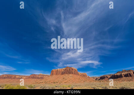 Roter Sandstein Mesa, der gerade aus dem Alten Westen in Indian Creek National Monument, früher Teil der Bären Ohren National Monument, im südlichen Utah, USA Stockfoto