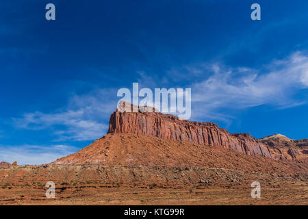 Roter Sandstein Mesa, der gerade aus dem Alten Westen in Indian Creek National Monument, früher Teil der Bären Ohren National Monument, im südlichen Utah, USA Stockfoto