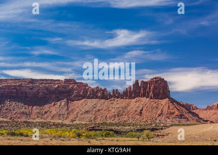 Roter Sandstein Mesa, der gerade aus dem Alten Westen in Indian Creek National Monument, früher Teil der Bären Ohren National Monument, im südlichen Utah, USA Stockfoto