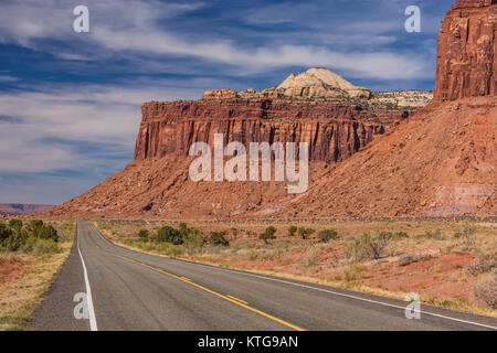 Utah SR 211 wicklung durch die canyons von Indian Creek, entlang der Indian Creek Korridor Scenic Byway, in Indian Creek National Monument, ehemals Par Stockfoto