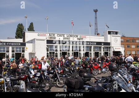 Motorräder außerhalb des Ace Cafe London Stockfoto