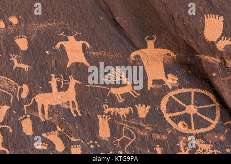 Jäger zu Pferd mit Rotwild Petroglyphen von Ute Leute an Newspaper Rock in der Nähe von Indian Creek National Monument, ehemals Bären Ohren NM, Utah, USA Stockfoto