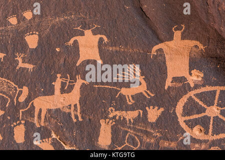 Jäger zu Pferd mit Rotwild Petroglyphen von Ute Leute an Newspaper Rock in der Nähe von Indian Creek National Monument, ehemals Bären Ohren NM, Utah Stockfoto