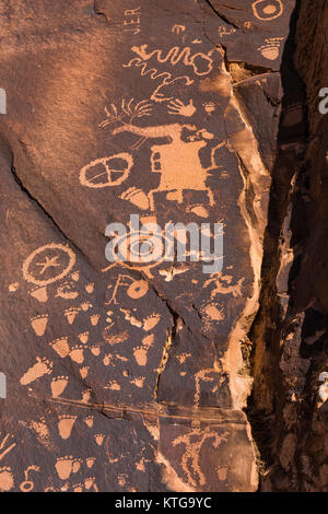 Petroglyphen von Newspaper Rock in der Nähe von Indian Creek National Monument, früher Teil der Bären Ohren National Monument, im südlichen Utah, USA Stockfoto