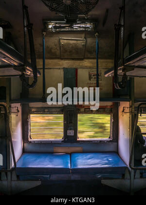 Im Innern der Personenzug in Indien Stockfoto