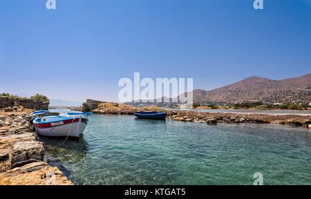 Boote in kleinen natürlichen Kanal zum offenen Meer. Stellen Sie gegen die Kulisse aus fernen Hügel. Stockfoto