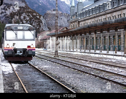 Alten Bahnhof in Canfrac Station während eines Winters und verschneiten Tag warten Stockfoto