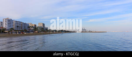 Panoramablick auf Stadt und Hafen von Larnaca, Zypern. Blauer Himmel und weiße Wolken Hintergrund. Stockfoto