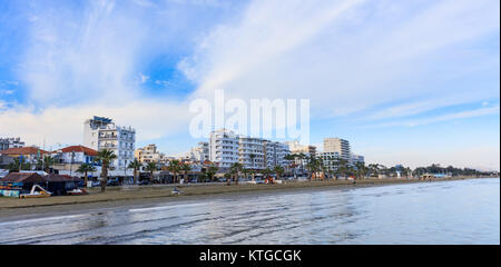 Finikoudes Strand, Stadt von Larnaca, Zypern. Blauen Himmel mit einigen weissen Wolken Hintergrund. Stockfoto