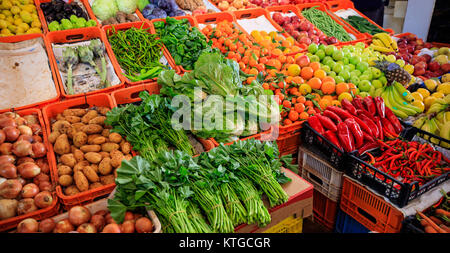 Auswahl an frischem Gemüse und Früchte zum Verkauf in einem Markt, in Nikosia, Zypern. Detailansicht mit Details. Stockfoto