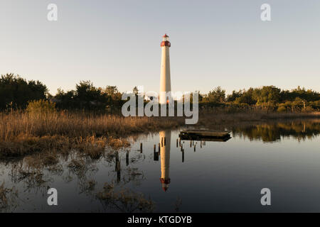 Reflexion von Cape May Lighthouse über Leuchtturm Teich bei Sonnenaufgang Stunden bei Feuchtgebiete Natural Area (Cape). South New Jersey. Stockfoto