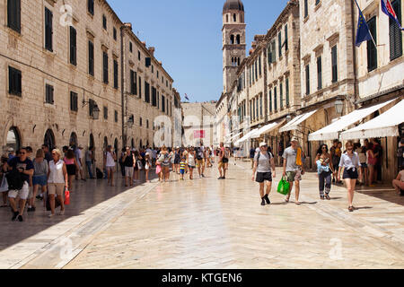 Viele Touristen gehen Sie auf eine der wichtigsten Straßen (Stradun) in der Altstadt von Dubrovnik an sonnigen Sommertag. Stockfoto