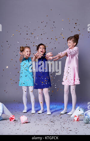 Happy Gruppe Kinder werfen Konfetti. Mode Kinder Kleidung, Kinder Modelle im Foto posieren. Stockfoto