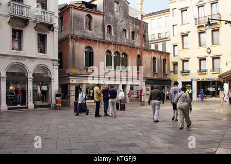 Blick auf Menschen gehen am frühen Morgen in Venedig. Es ist die Hauptstadt der norditalienischen Region Venetien, auf mehr als 100 kleine Inseln in einer lag gebaut Stockfoto