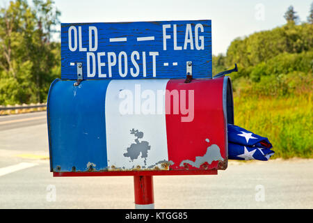 Ländliche Mailbox mit gefalteten Alte amerikanische Flagge. Stockfoto