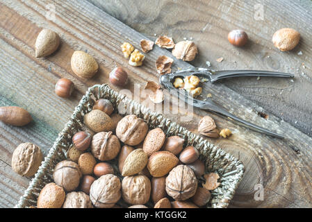 Sortiment von Muttern in den Korb Stockfoto