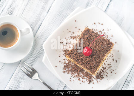 Tiramisu mit Schokolade Topping auf die weiße Platte Stockfoto