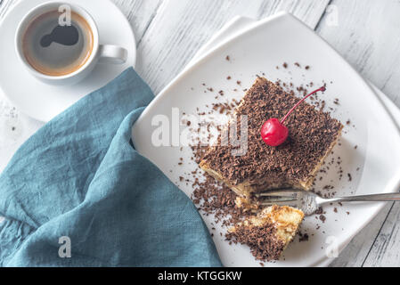 Tiramisu mit Schokolade Topping auf die weiße Platte Stockfoto