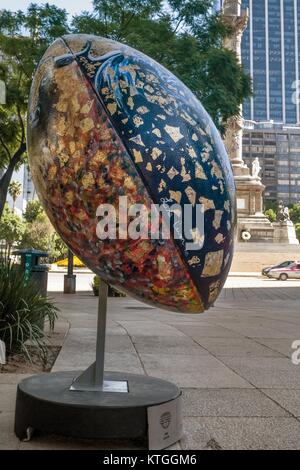 Die Reforma Avenue, MEXICO CITY, 13. November 2017 - NFL Ball Parade 2017 anlässlich der Übereinstimmung zwischen Patrioten und Räuber an der Azteken Stadion. Stockfoto