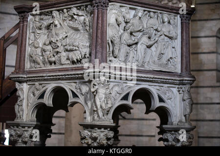 Kanzel von Nicola Pisano in der taufkapelle von Pisa Stockfoto