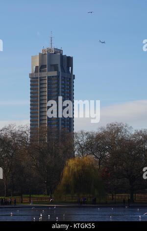 Hyde Park Barracks Tower, Basil Spence's Tower an einem Sunny Winters Day Beyond the Serpentine. London, Großbritannien. Dezember 2017. Stockfoto