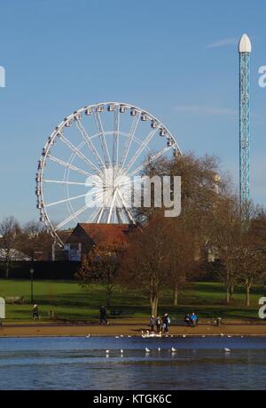 Das Riesenrad, Riesenrad. Mit Blick auf die Serpentinen in Richtung Winter Wonderland, Hyde Park, London, UK. Dezember, 2017. Stockfoto