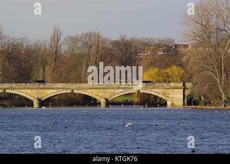 Die Serpentine Brücke, lange Wasser, Hyde Park im goldenen Licht des Nachmittags. London, Großbritannien. Dezember 2017. Stockfoto