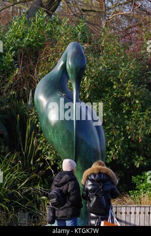 Isis Serenity Skulptur, die Serpentine, Hyde Park, London, UK. Dezember 2017. Stockfoto