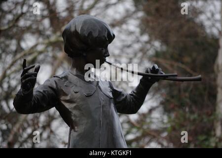 Peter Pan Statue von Sir George Frampton, JM Barrie. Die Kensington Gardens in London, Großbritannien. Dezember 2017. Stockfoto