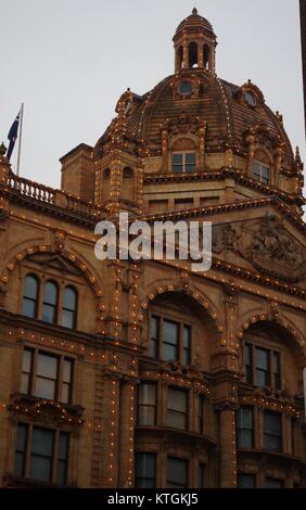 Harrods Luxus Kaufhaus zu Weihnachten. Brompton Road, London, Großbritannien. Dezember 2017. Stockfoto