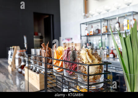 Scheiben von getrockneten Früchten. Orange, Drachenfrucht und Ananas. Natürliche Bio-vegetarisches Essen. Stockfoto