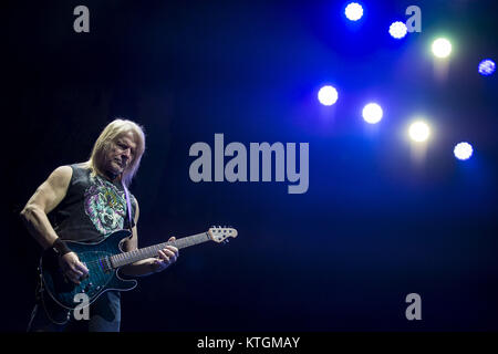 Deep Purple bei der O2-Arena Mit: Steve Morse Wo: London, Großbritannien Wann: 23. Nov. 2017 Credit: Neil Lupine/WANN Stockfoto