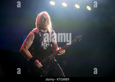 Deep Purple bei der O2-Arena Mit: Steve Morse Wo: London, Großbritannien Wann: 23. Nov. 2017 Credit: Neil Lupine/WANN Stockfoto