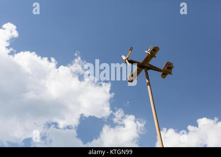 Holz- flugzeug mit Propeller auf einer Stange in den abgelegenen Bergdorf Diklo in Tuscheti Region Georgiens Stockfoto