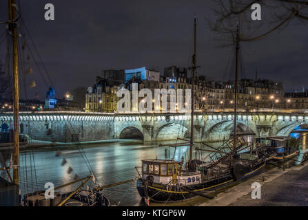 Boote in Paris am Pier, Höhe der Zeit Stockfoto