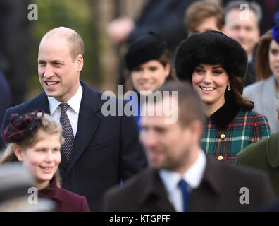 Der Herzog und die Herzogin von Cambridge anreisen, die Weihnachten Morgen Gottesdienst in der St. Maria Magdalena Kirche in Sandringham, Norfolk zu besuchen. Stockfoto