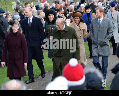 (Links - Rechts vorne) Lady Louise Windsor, der Herzog von Edinburgh, (links - rechts Mitte) Der Herzog und die Herzogin von Cambridge, Meghan Markle und Prinz Harry anreisen, die Weihnachten Morgen Gottesdienst in der St. Maria Magdalena Kirche in Sandringham, Norfolk zu besuchen. Stockfoto