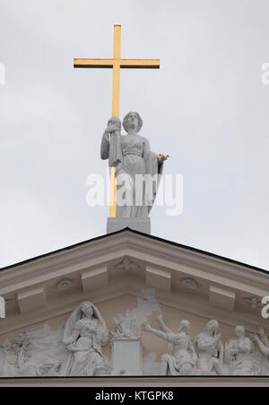 Statue von St. Helen auf St. Stanislaus und St. Ladislaus Kathedrale in Vilnius Stockfoto