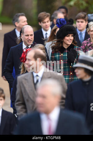 Der Herzog und die Herzogin von Cambridge anreisen, die Weihnachten Morgen Gottesdienst in der St. Maria Magdalena Kirche in Sandringham, Norfolk zu besuchen. Stockfoto