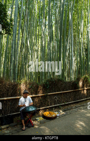 Japanische Musiker spielen ein Percussion metallische Hängen im Bambuswald in Arashiyama, Kyoto, Japan Stockfoto