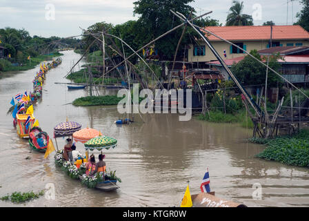 Schöne Blume Boote in schwimmenden Parade die einzigartige jährliche Kop Chado Kerze floating Festival der Buddhistischen in Kop Chado Canal, Ayutthaya, Thailand ausgeliehen. Stockfoto