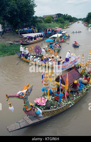 Schöne Blume Boote in schwimmenden Parade die einzigartige jährliche Kop Chado Kerze floating Festival der Buddhistischen in Kop Chado Canal, Ayutthaya, Thailand ausgeliehen. Stockfoto