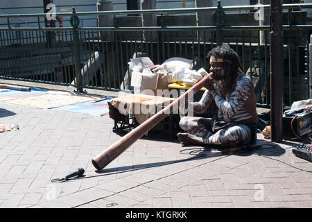 Aboriginal Mann spielt Didgeridoo in Sydney Stockfoto