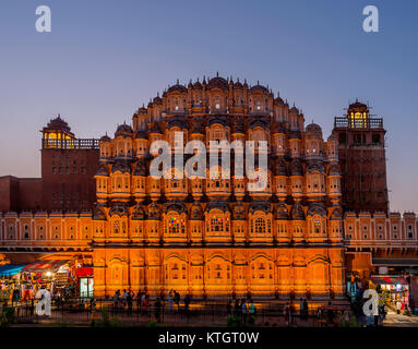 Das Hawa Mahal, Palast der Winde in Jaipur im Abendlicht, Rajasthan, Indien Stockfoto