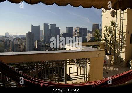 Ein Blick vom Balkon eines Hotels in Santa Teresa Bezirk auf die Rio de Janeiro. Stockfoto