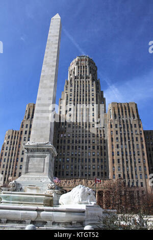 Buffalo City Hall in den Tag mit blauen semi wolkenlosen Himmel und amerikanischen und kanadischen Flaggen im Vordergrund in Buffalo, New York in Erie County fliegen Stockfoto