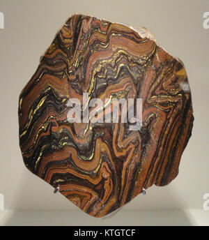 Dieses Exemplar von gebändertem Eisen stammt aus der proterozoischen Zeit und wurde in der Mary Ellen Mine im St. Louis County, Minnesota, gefunden. Das Eisen ist charakteristisch für frühe geologische Formationen und ist Teil der Sammlung des Houston Museum of Natural Science. Stockfoto
