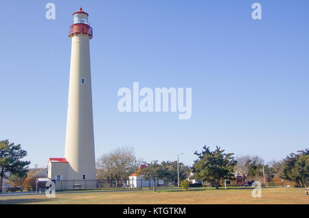 Äußere tagsüber Leuchtturm am Rand des Feldes in Cape May, New Jersey in Cape May County am Nachmittag mit blauen wolkenlosen Himmel im Hintergrund Stockfoto