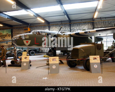 Die B-25 Mitchell ist ein US-amerikanisches zweimotoriges Bomberflugzeug aus dem Zweiten Weltkrieg. Dieses Bild zeigt das Design des Flugzeugs, das während des Krieges häufig für Bombeneinsätze und taktische Unterstützungsoperationen verwendet wurde. Stockfoto